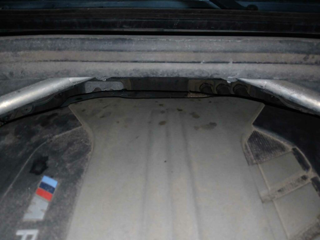 Bmw x5 m50d pokrywa silnika przed demontażem
