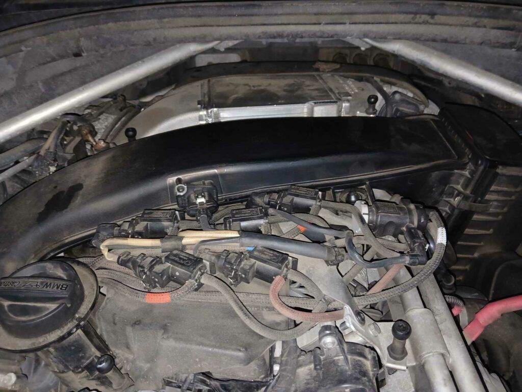 Bmw x5 m50d silnik po zdjęciu plastikowej pokrywy